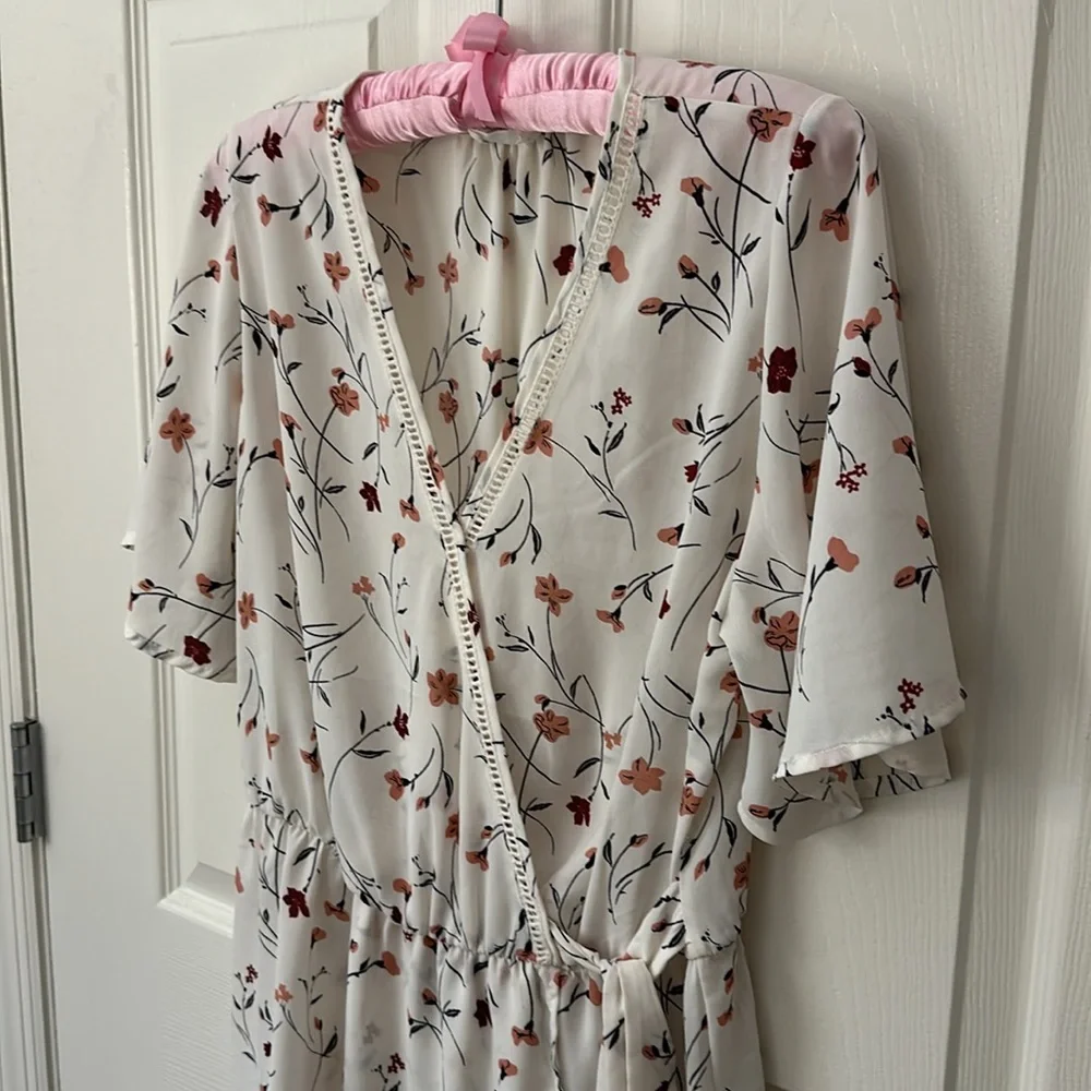 Sienna Sky White Floral Peplum Wrap Blouse Large - Picture 3 of 7